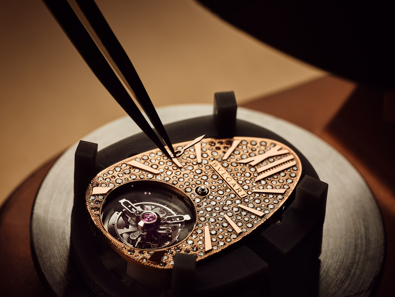 bộ máy BVL150 đồng hồ Bulgari Serpenti Seduttori Tourbillon ra mắt 2020